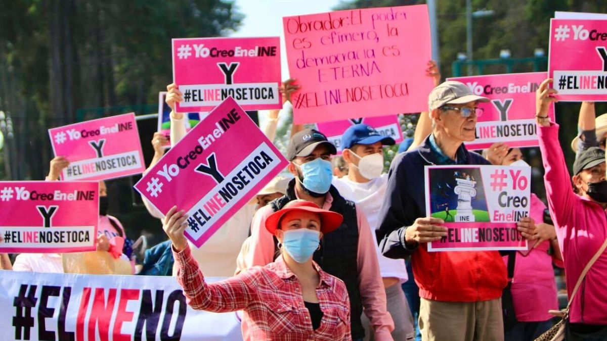 Personas en la marcha por el INE