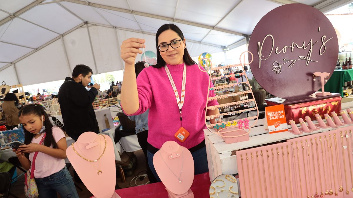 mujer emprendedora vendiendo joyería