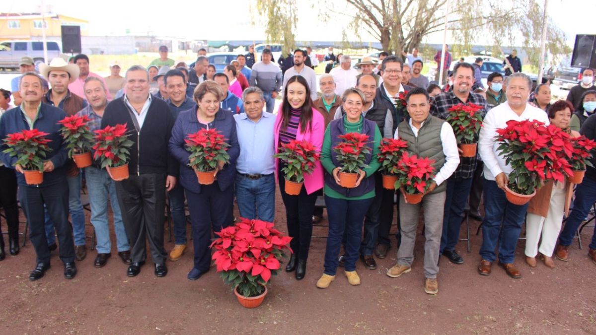 Presidenta municipal de Atlacomulco con pobladores en venta de nochebuena