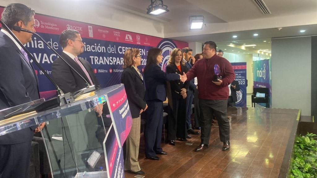 Armando Navarrete recibe premio por la implementación del botón Violeta Mujer Protegida NR