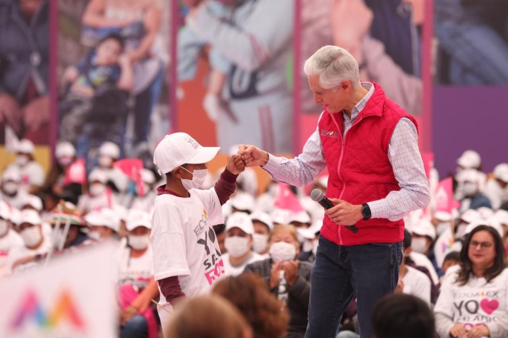 Alfredo del Mazo entrega Salario Rosa