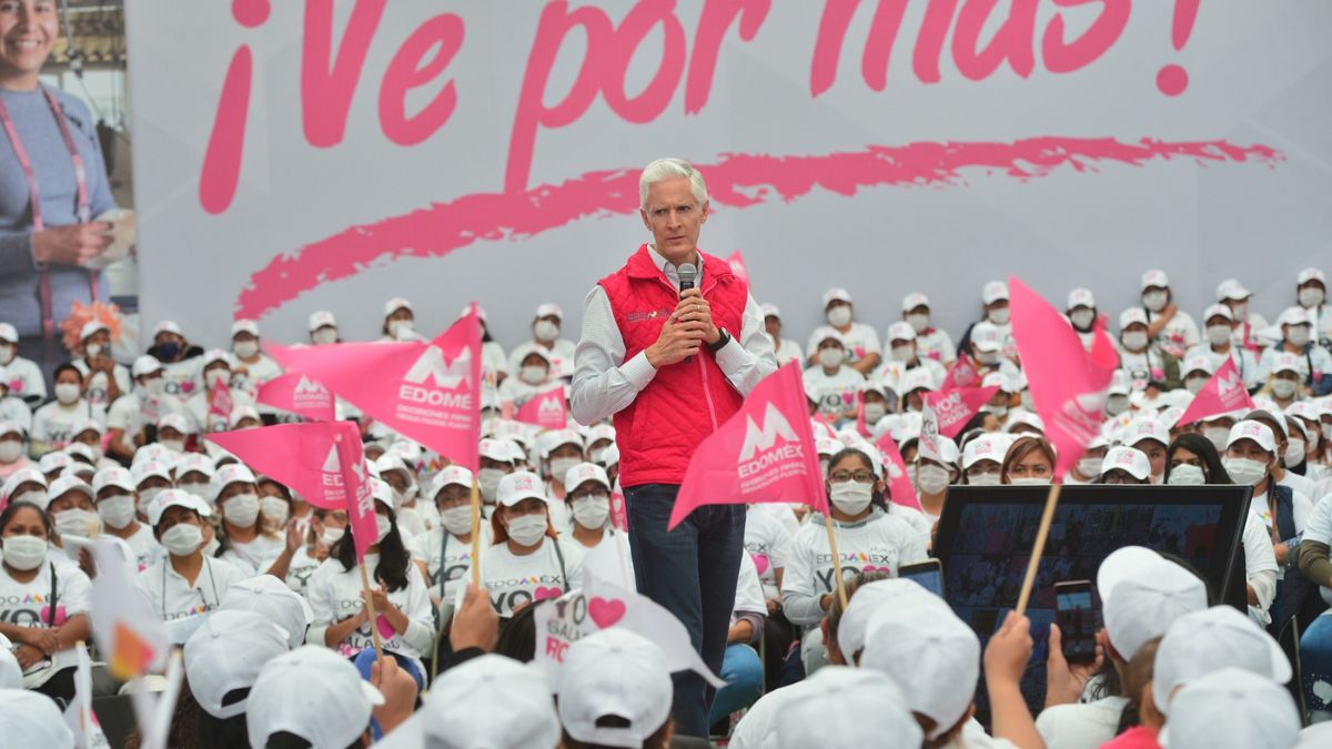 Alfred del Mazo en la entrega del salario rosa