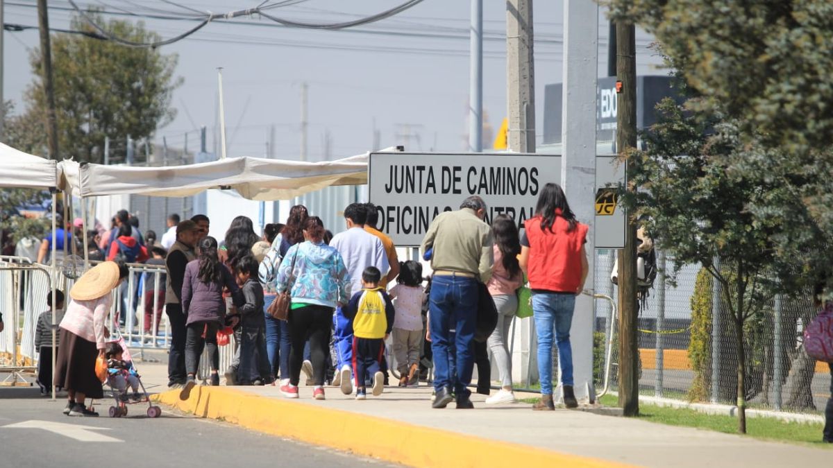 Personas entrando a la sede de vacunación para niños