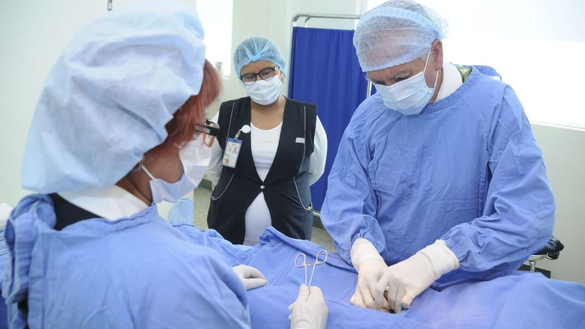 médico realizando una vasectomía