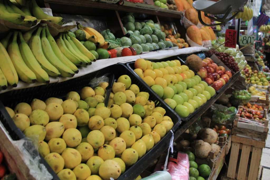 Venta de fruta para las fiestas decembrinas en el Mercado 16
