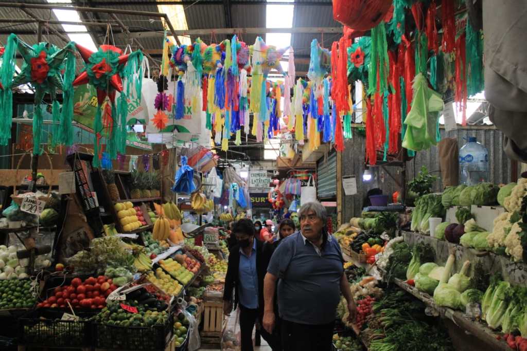 Piñatas a la venta en el mercado 16