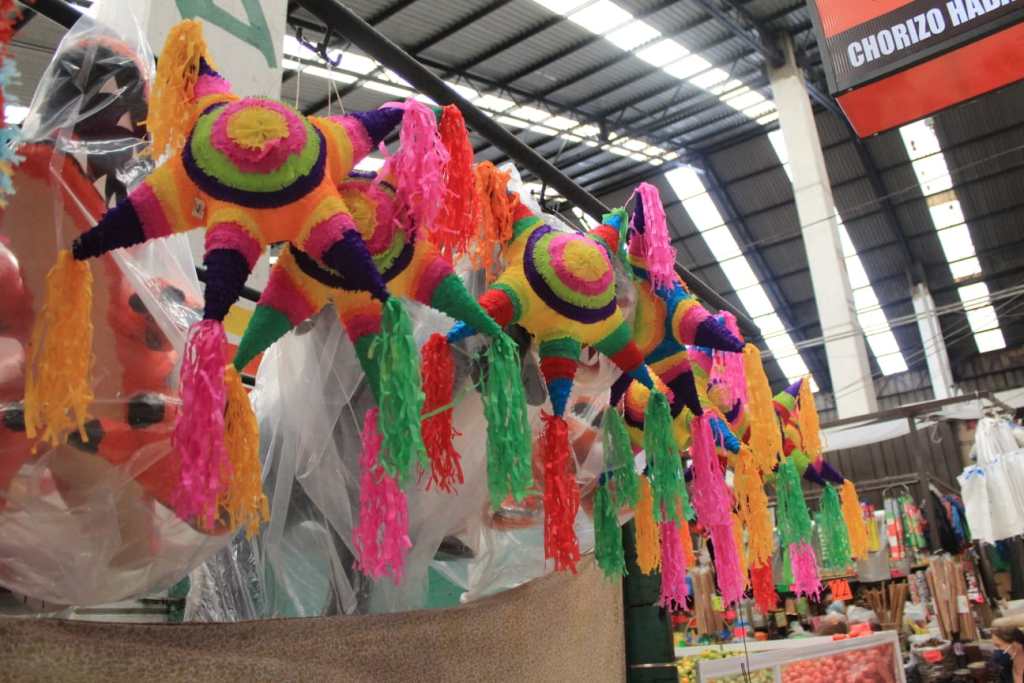 Piñatas tradicionales en el mercado 16