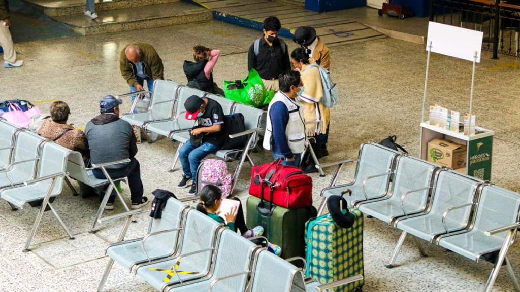 Pasajeros esperan en la Terminal de Toluca