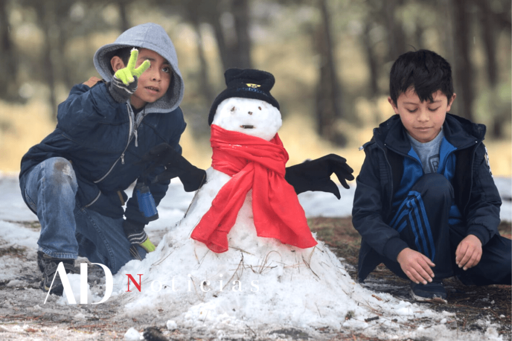 Niños realizan muñeco de nieve en el Nevado de Toluca