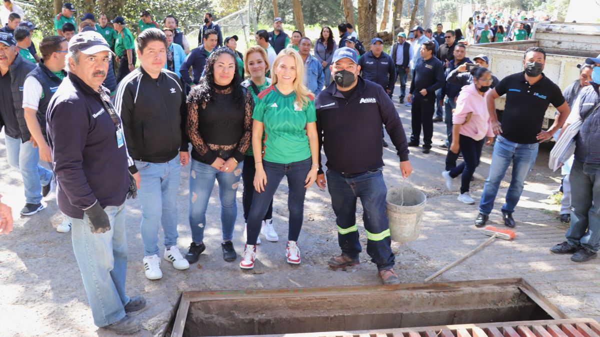 Romina Contreras, presidenta municipal de Huixquilucan, con pobladores