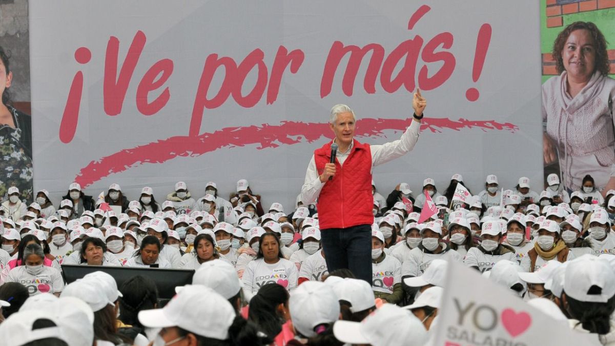 Alfredo Del Mazo en evento del Salario rosa en Ixtlahuaca