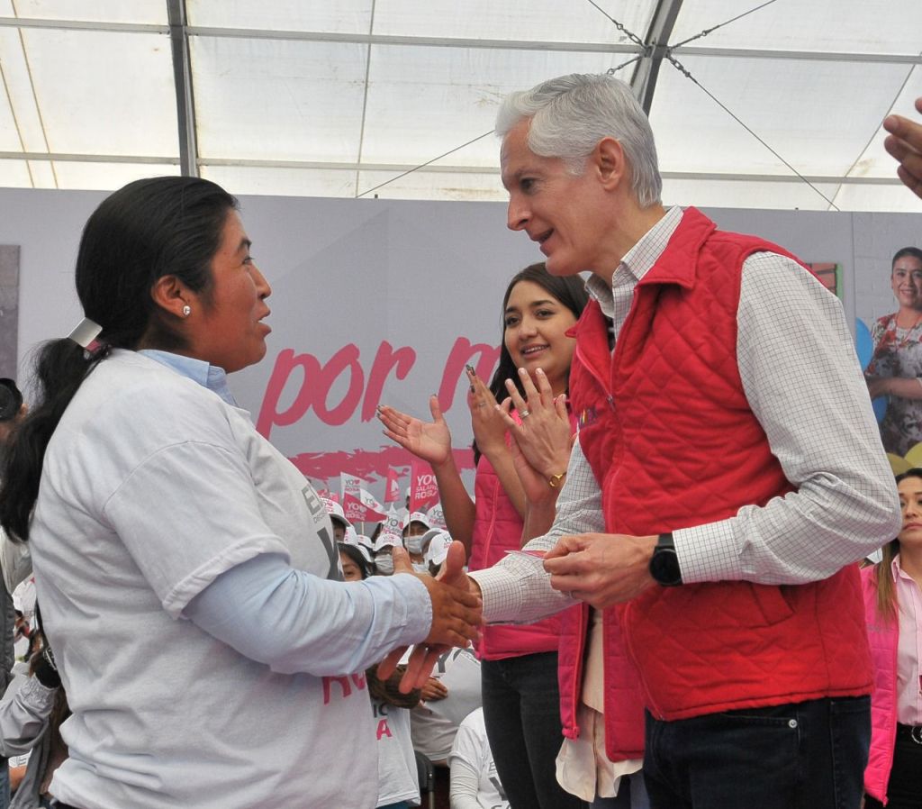 Entrega de tarjetas del Salario rosa en Ixtlahuaca