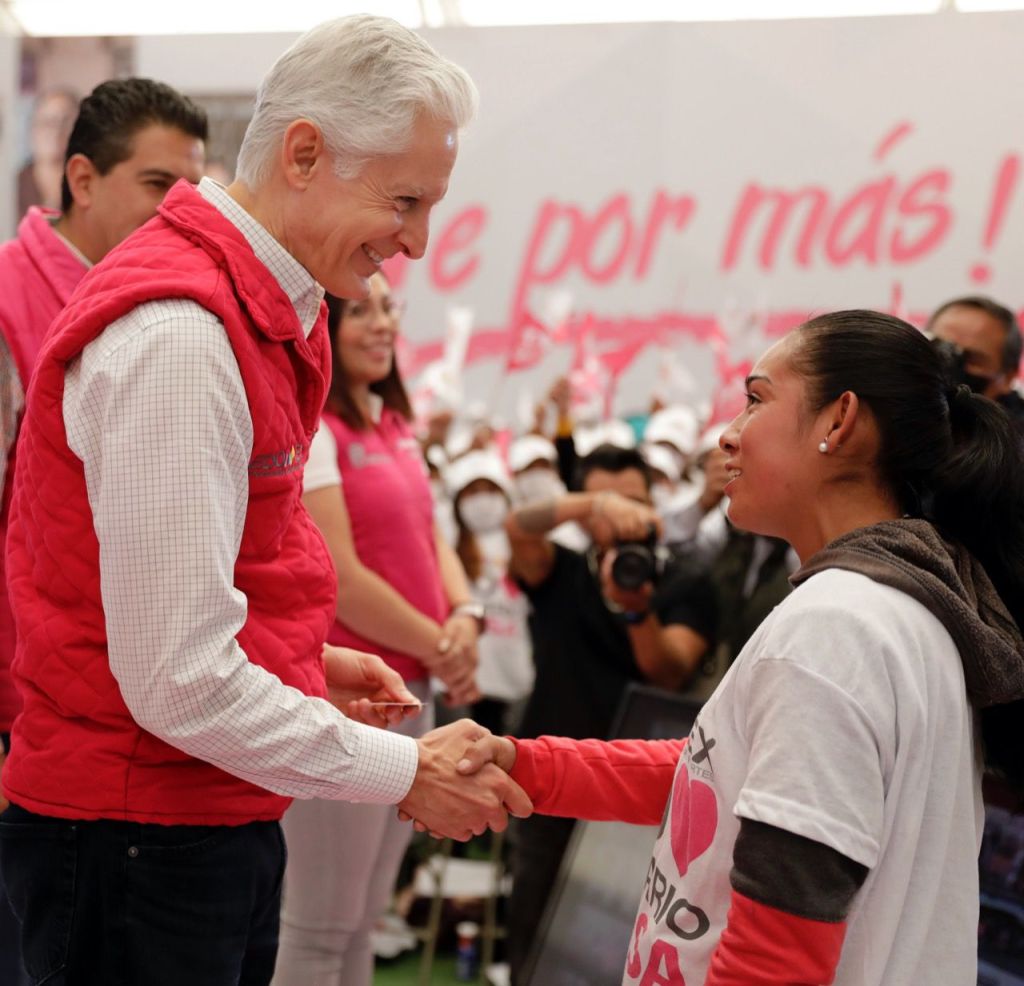 Alfredo Del Mazo entrega tarjetas del Salario rosa a mujeres en Ixtlahuaca