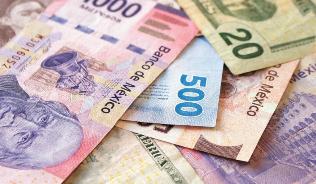 Billetes del Peso Mexicano apilados, incluyendo denominaciones de 20, 500 y 1000 pesos.