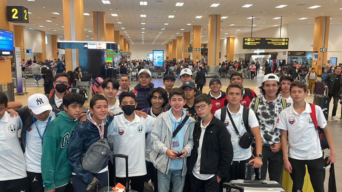 integrantes del equipo de futbol varado en Perú