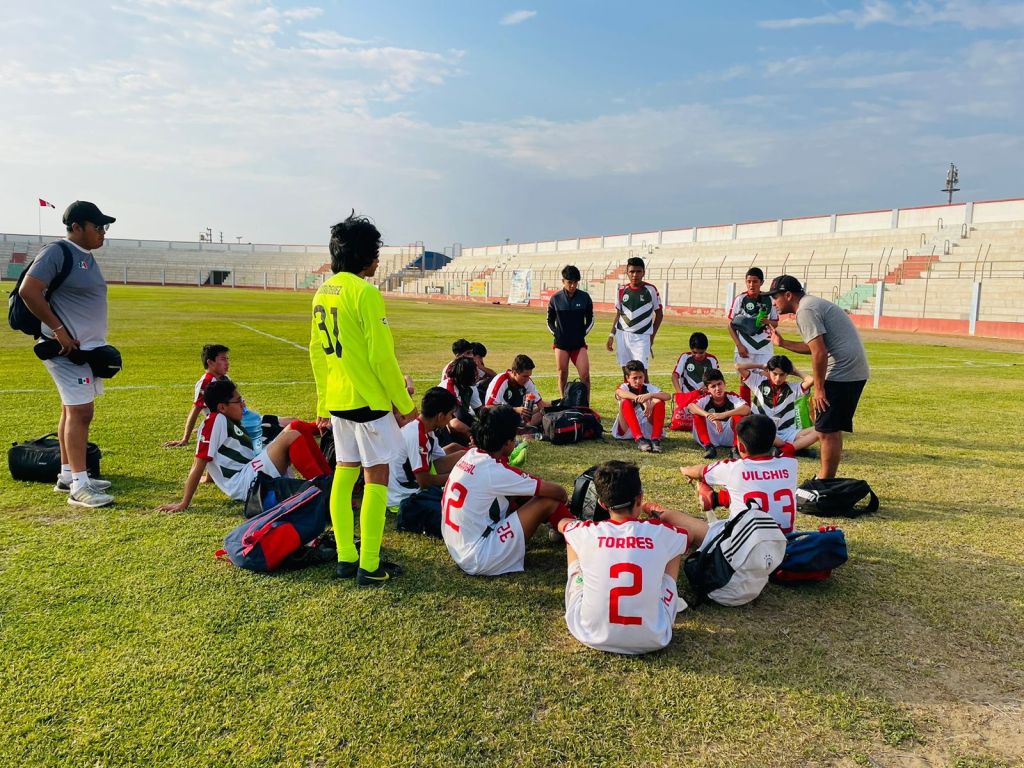 Integrantes del equipo de futbol toluqueño en Perú