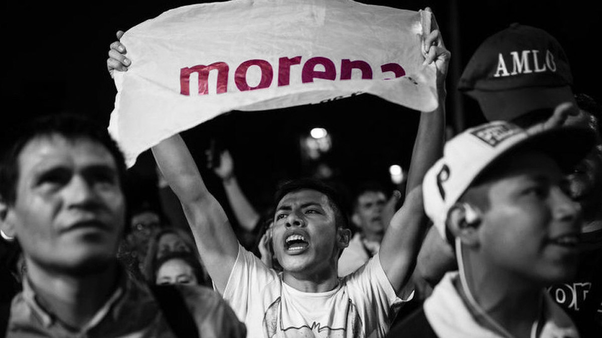 Joven sosteniendo bandera de Morena