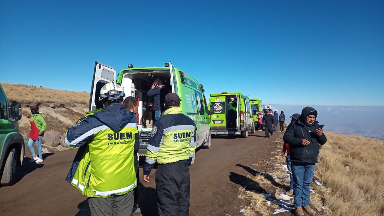 Ambulancias en el Nevado de Toluca por volcadura
