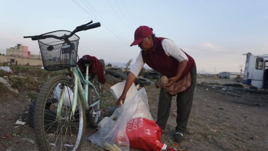 Claudia llega a la Central de Abasto de Toluca a recoger alimentos entre la basura 