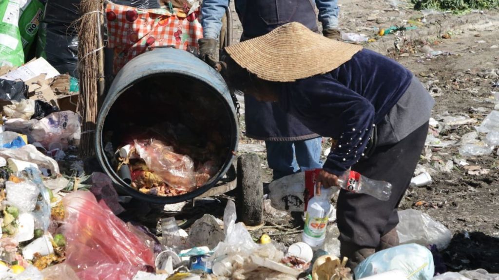 Pepenar en la basura de la Central de Abasto de Toluca