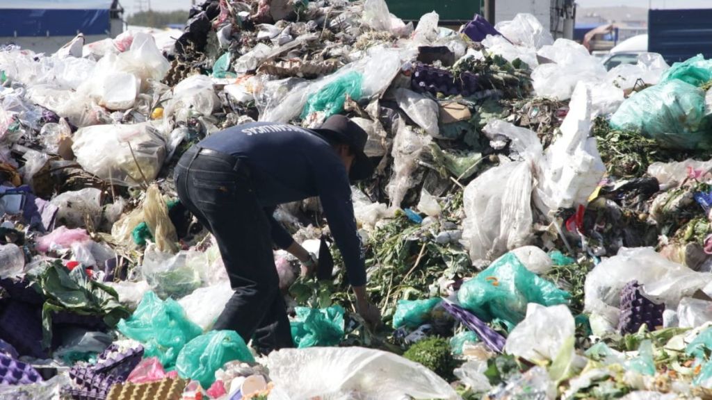 Pepenador en la Central de Abasto de Toluca