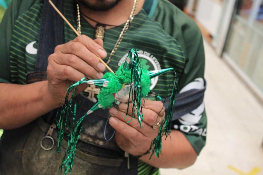 Carlos Felipe elaborando piñata miniatura en el mercado 16 de septiembre