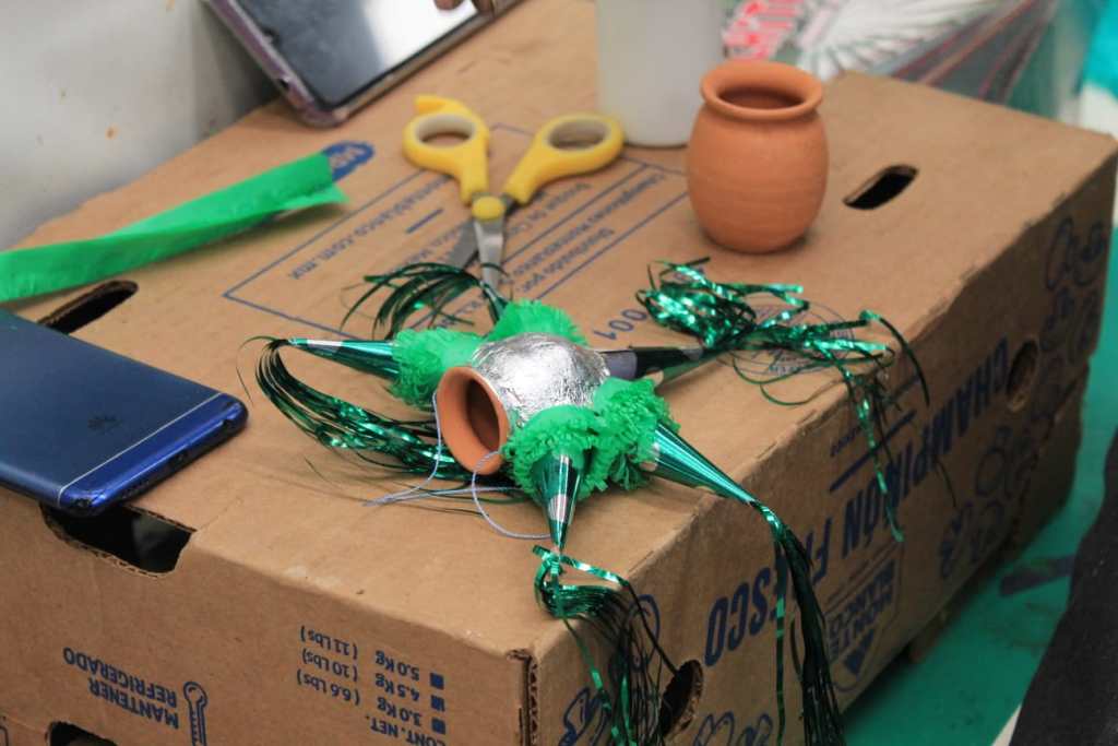 elaboración de piñata de barro