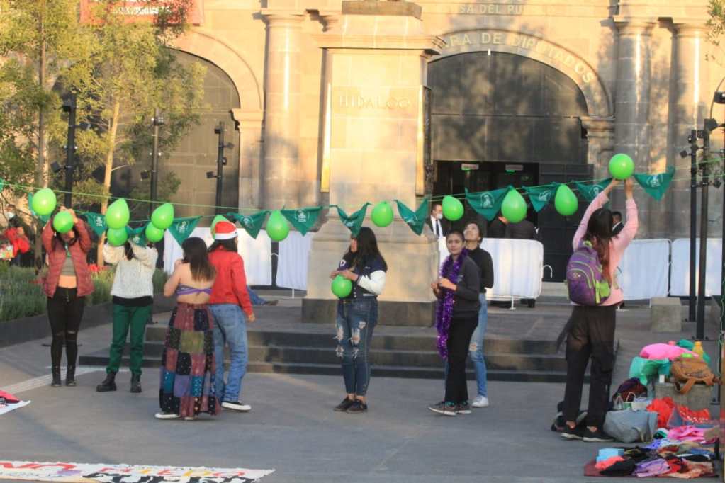 Feministas realizan posada abortera frente a la Cámara de Diputados del Edomex.