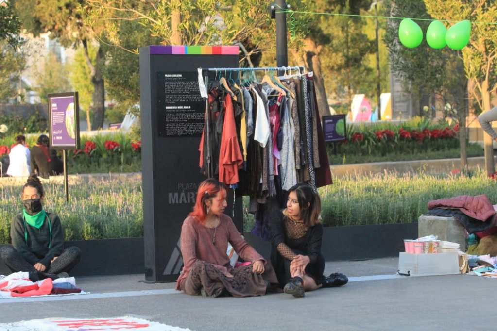 Feministas realizan posada abortera frente a la Cámara de Diputados del Edomex.