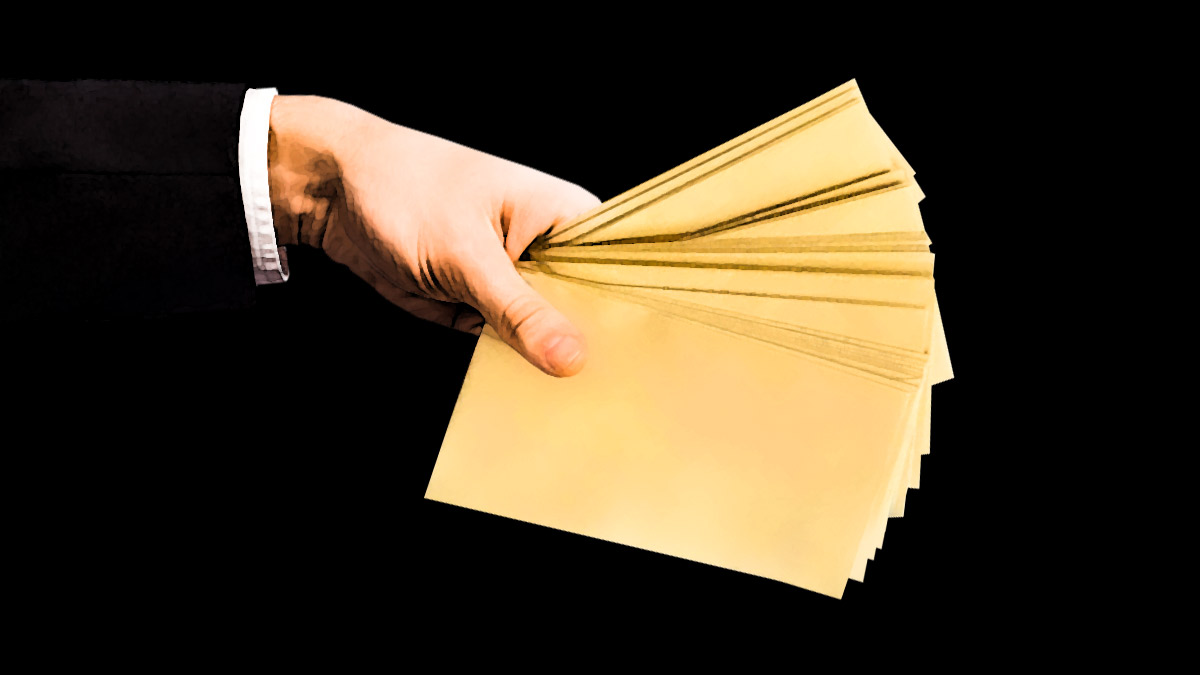 Mano con sobres