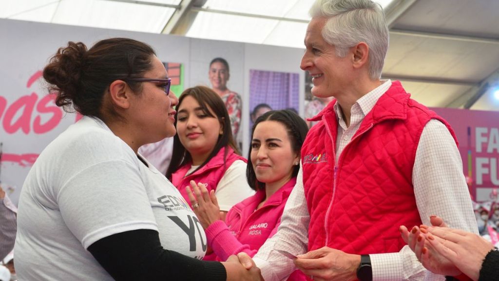 Alfredo del Mazo entrega el salario rosa 