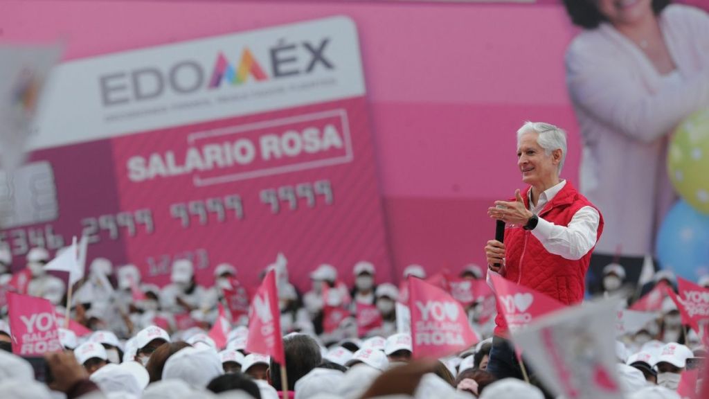 Alfredo del Mazo en la entrega del Salario rosa en Edomex