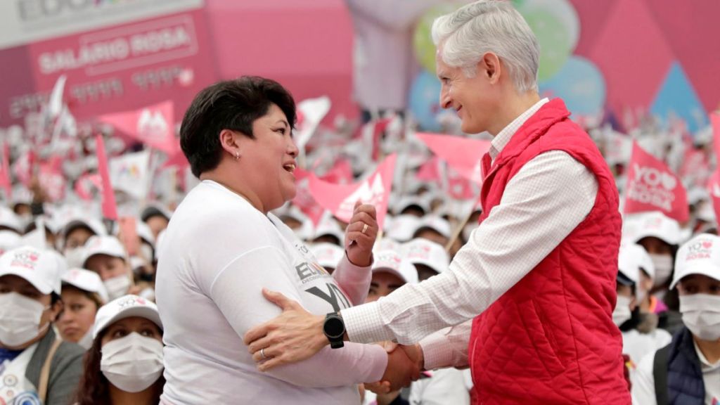 Alfredo del Mazo entrega salario rosa a mujer