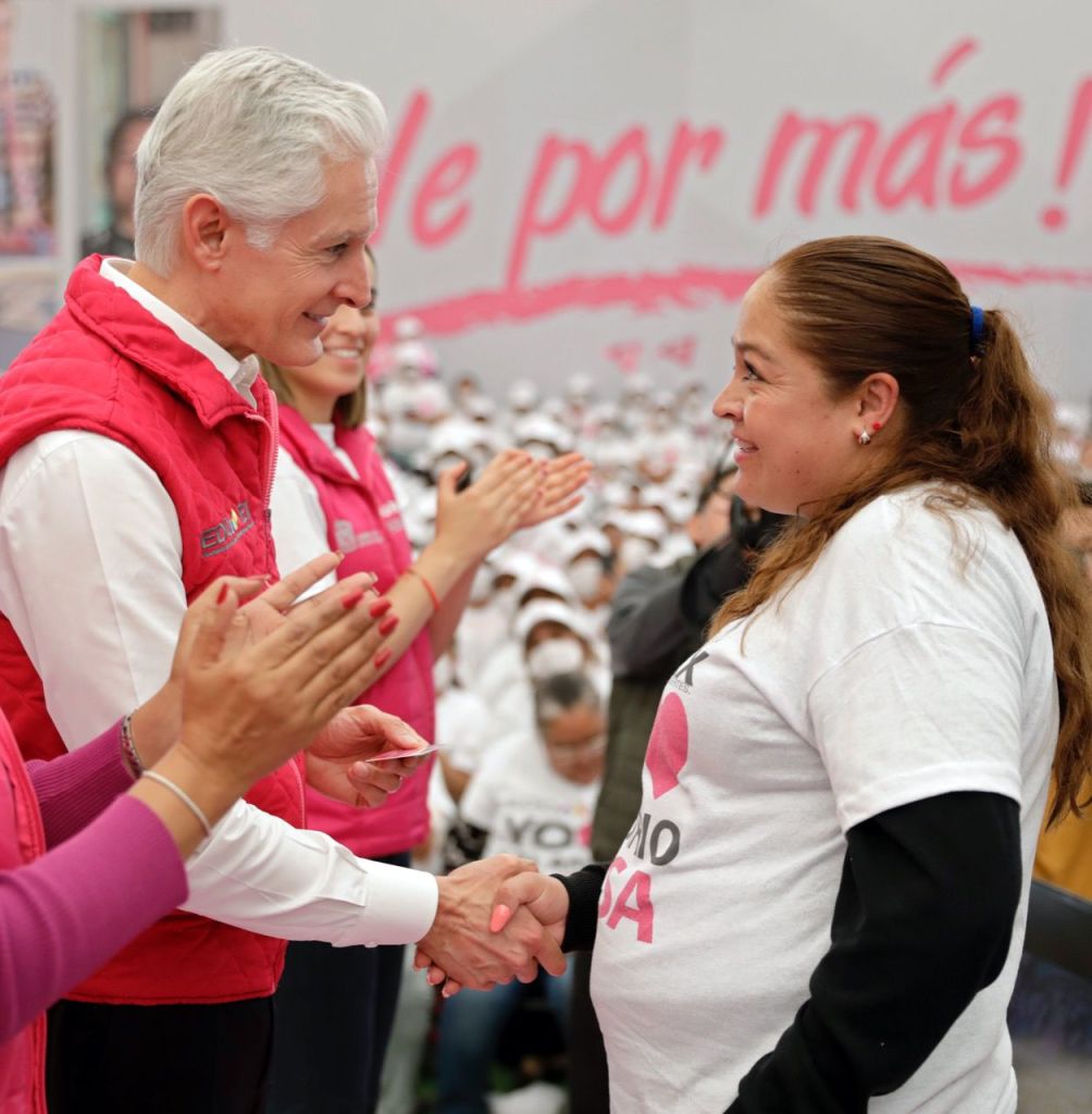 Reciben mujeres en Ecatepec tarjetas del Salario rosa