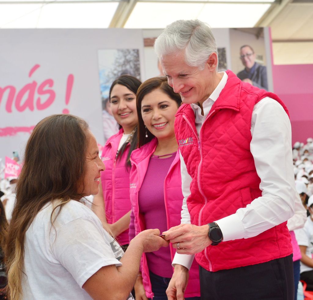 Entrega de tarjeta del programa Salario rosa en Ecatepec