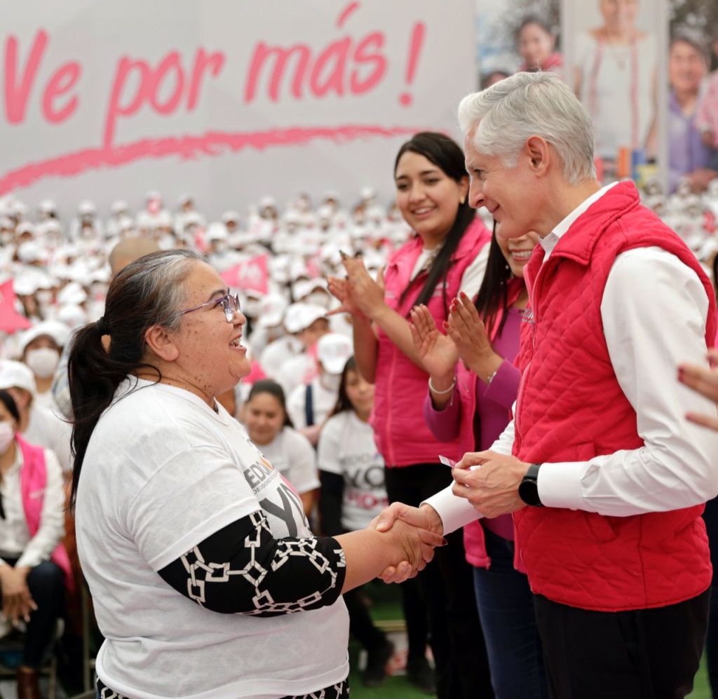Gobernador Alfredo Del Mazo entregando tarjeta del Salario rosa en Ecatepec