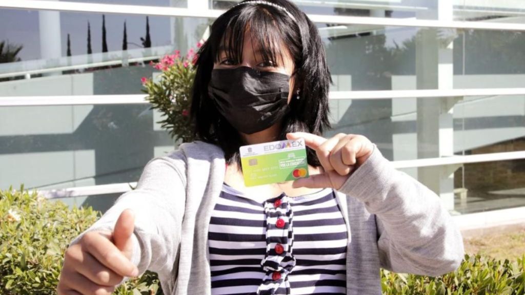 Recibe beca estudiante del Edomex