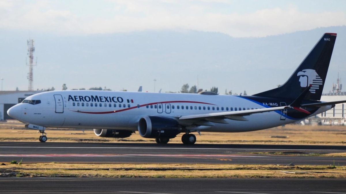 Avión de Aeroméxico en pista