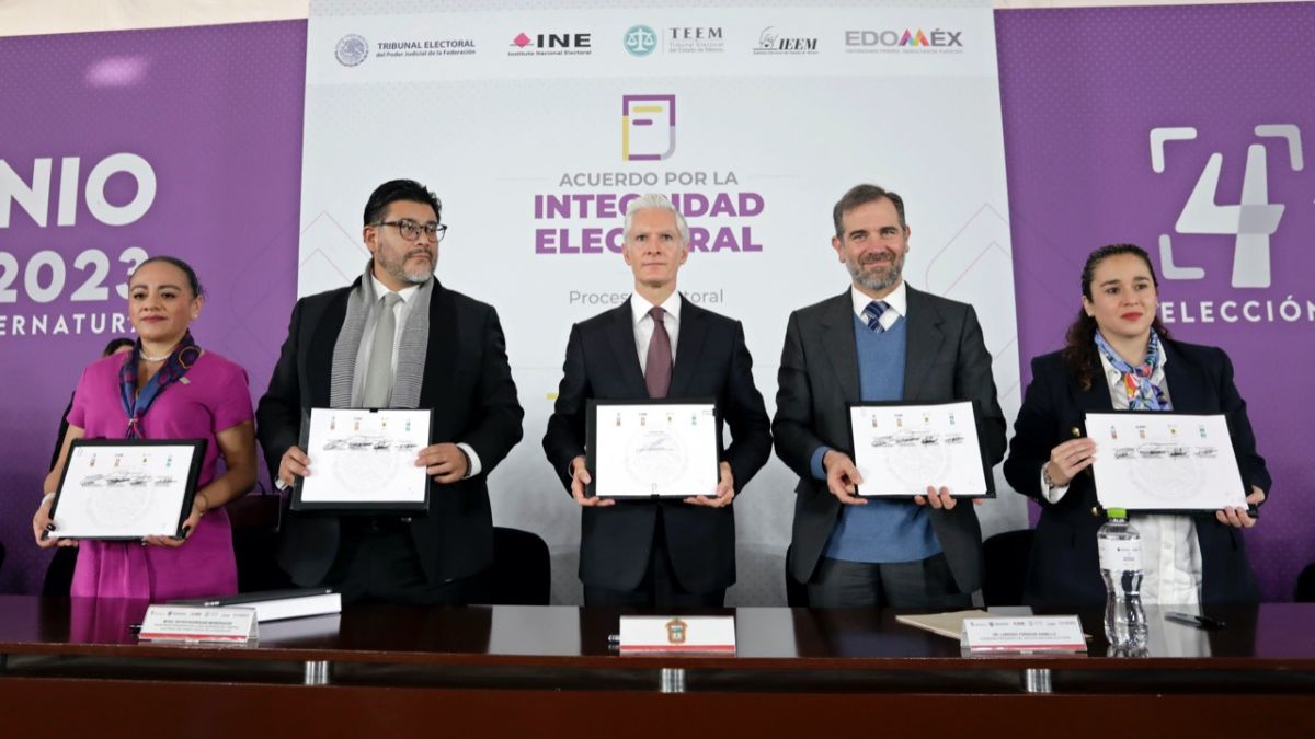 Gobernador Del Mazo con autoridades electorales en firma de acuerdo