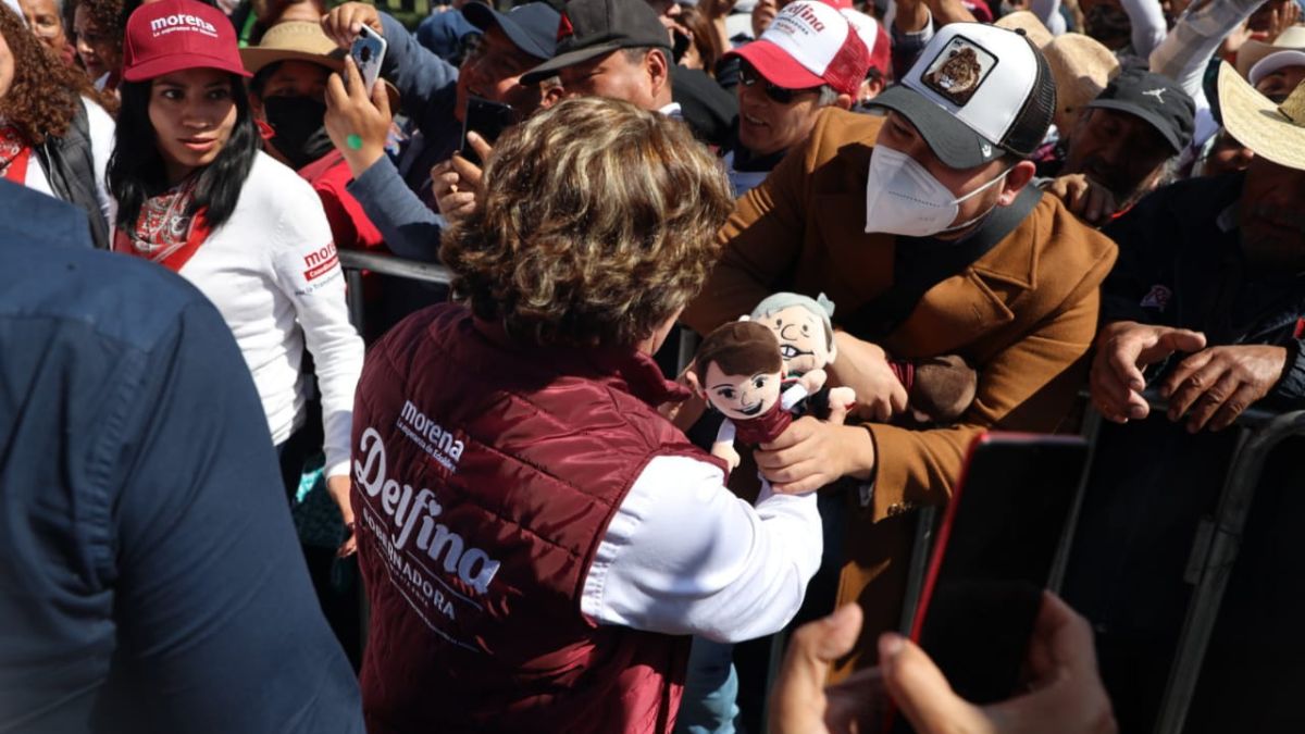 Delfina Gómez con militantes de Morena
