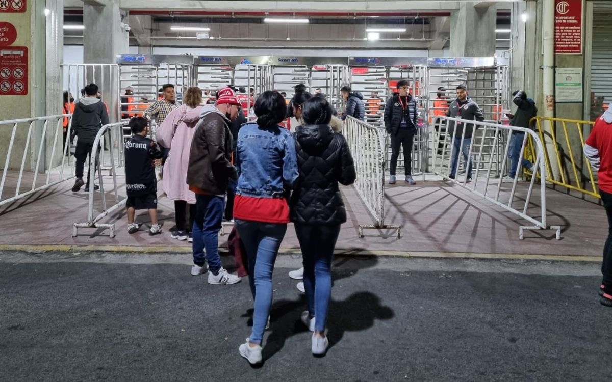 Personas formadas en un estadio