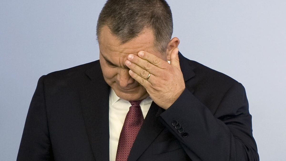 Genaro García Luna con la mano en la frente