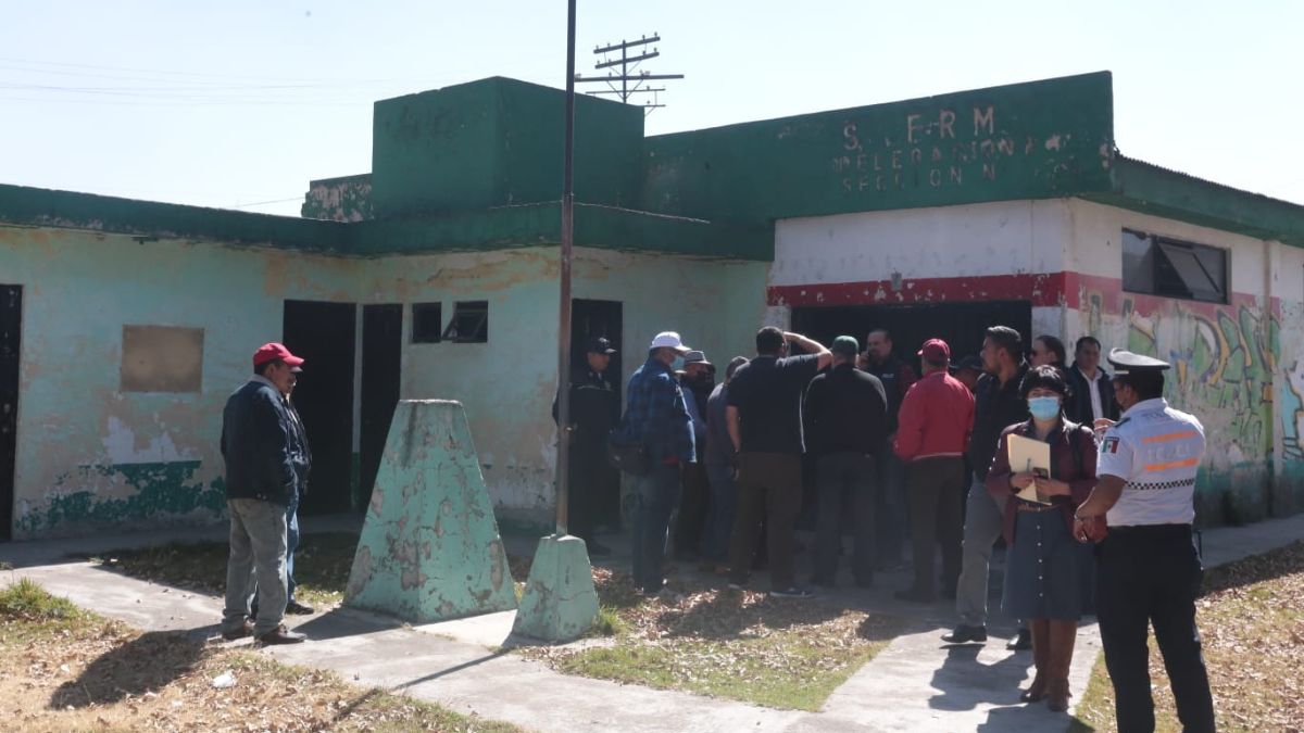 Personas afuera de la antigua estación de ferrocarriles