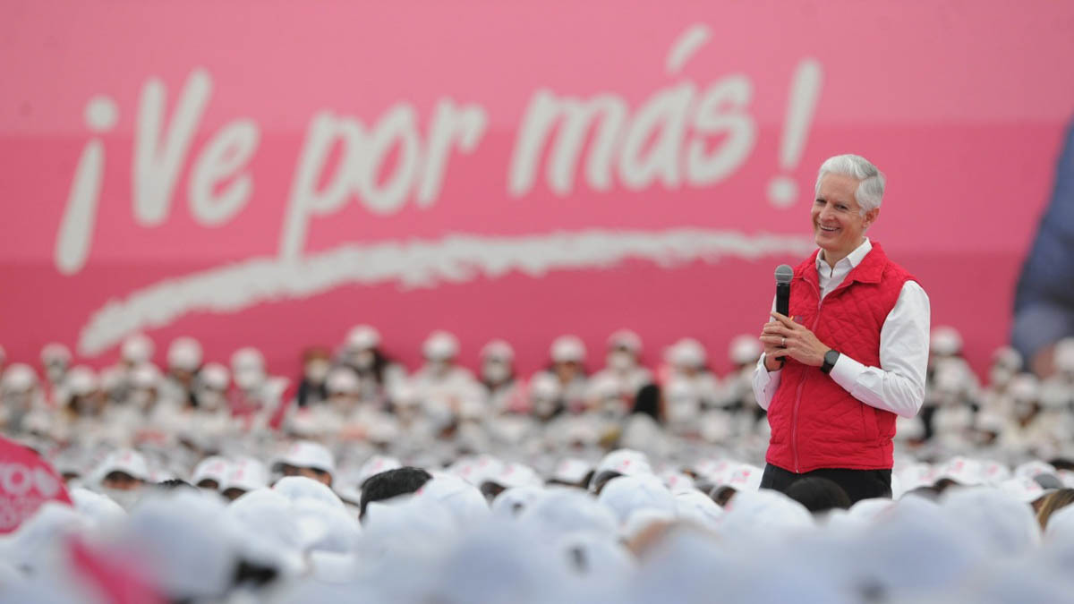 Alfredo Del Mazo en evento del Salario rosa