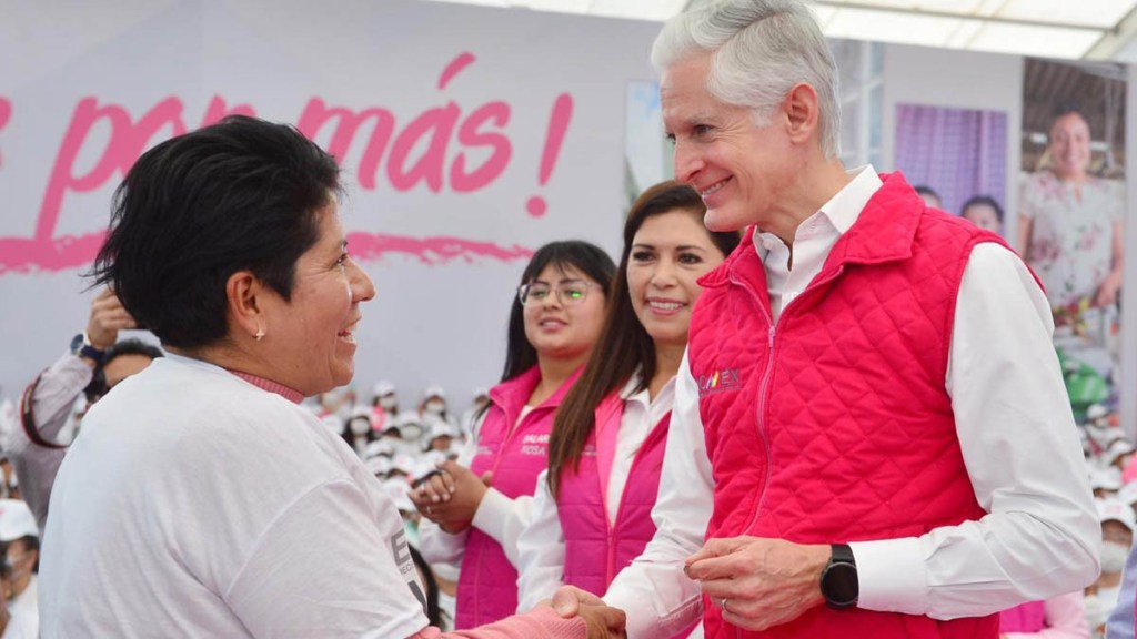 Entrega de tarjetas del Salario rosa en Tlalnepantla