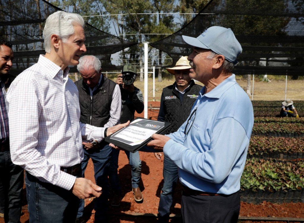 Del Mazo con productor de mezcal 
