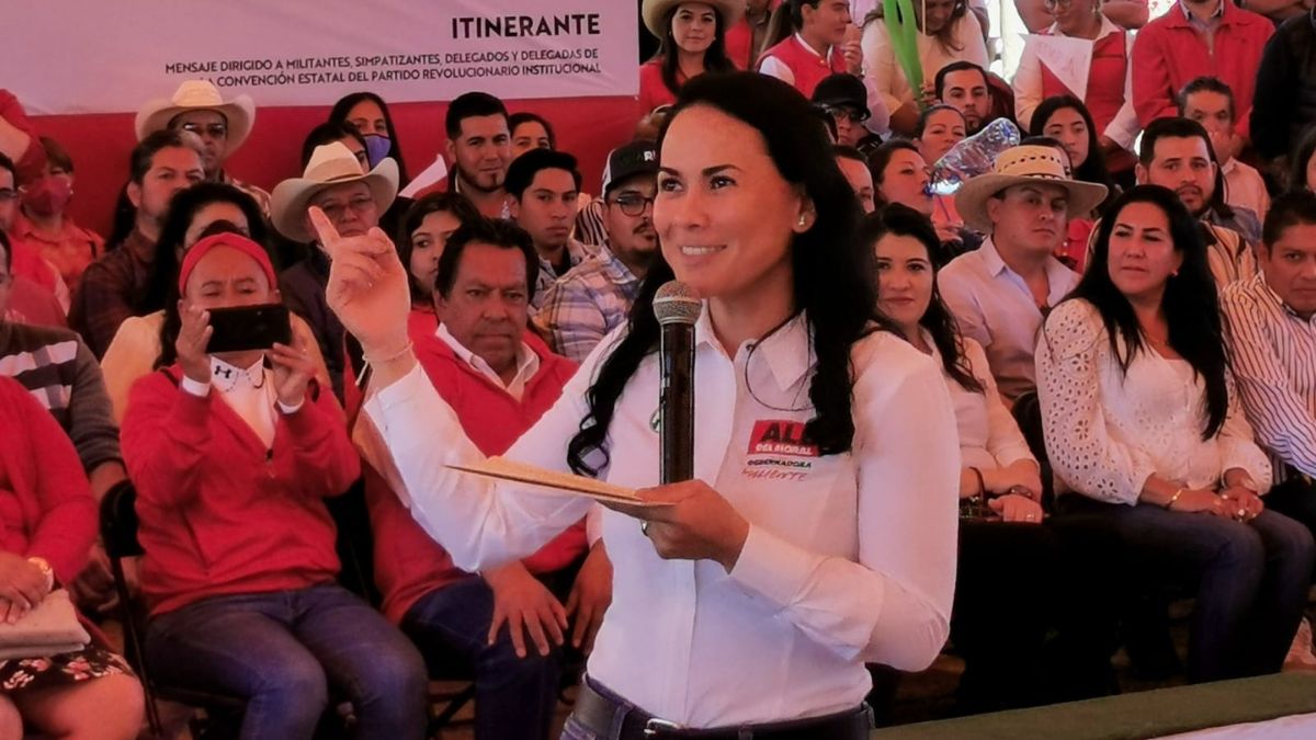 Alejandra del Moral en evento de precampaña