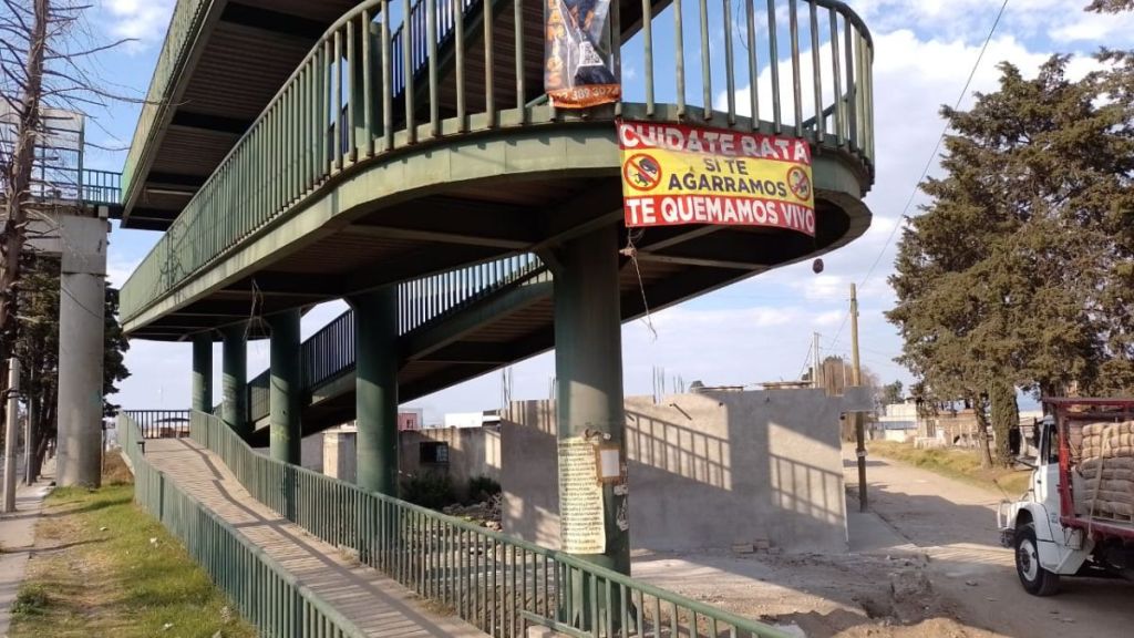 Puentes peatonales sin alumbrado público