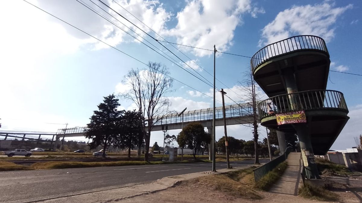 Puente peatonal sin alumbrado público en Toluca
