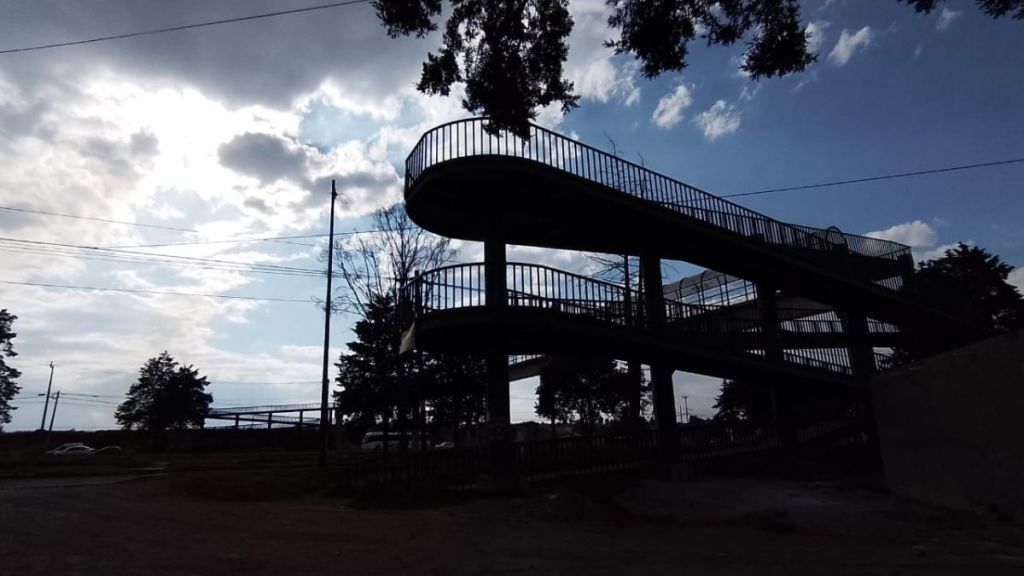 Falta de alumbrado público en puentes peatonales